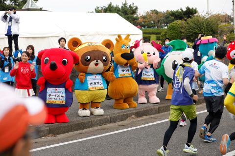 歯科技工　アクアマラソン Aqua-Line Marathon promotional vehicle appears; late entries open